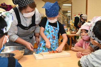 園児たちとカレー作り、テクノ支店１部署１協同活動